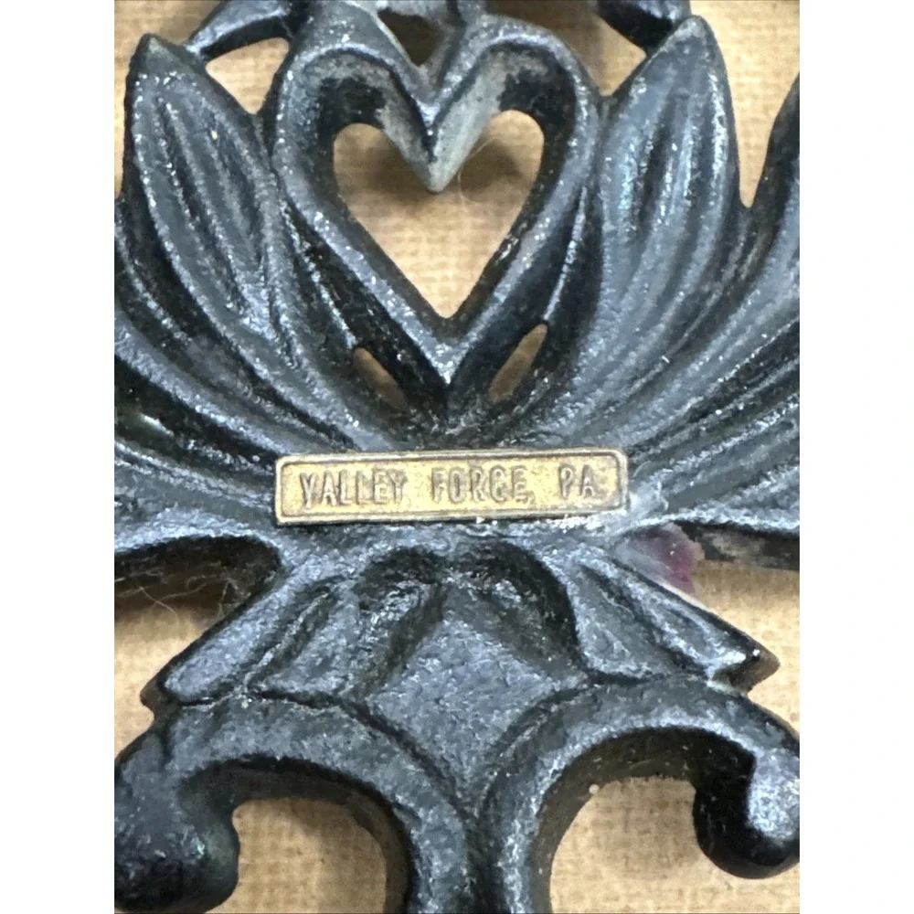 VINTAGE GRISWOLD #266 BLACK CAST IRON FOOTED TRIVET EAGLE WREATH - 8 1/2